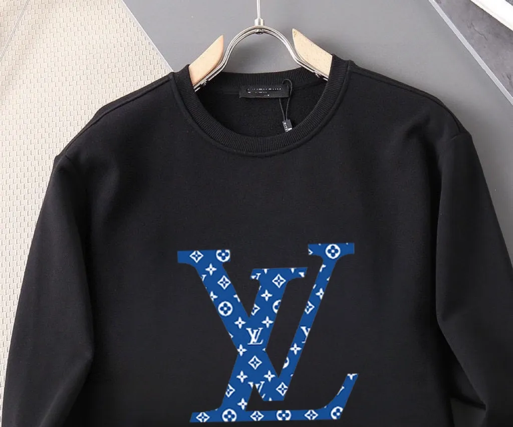 🅿️220 brand [LV Louis Vuitton] (good news for fat people) 2025ss autumn latest long-sleeved round-neck sweatshirt, on sale simultaneously on the official website. Refreshing and breathable. Made of top Tencel Roman. Comfortable and soft. 3D three-dimensional clarity. Super fashion sense. Great for gifting and keeping for yourself. Size: M-5XL (can wear up to 220 pounds)